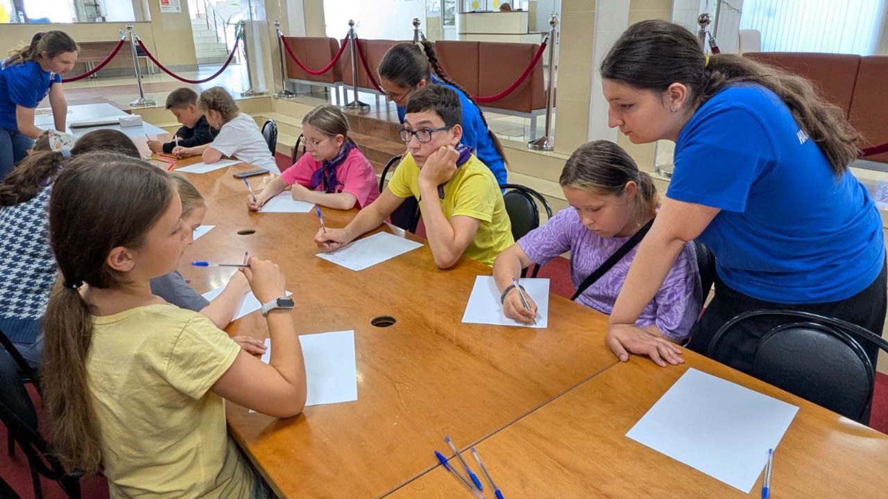 В ДК «Исток» прошёл детский художественный фестиваль «Мой папа – Герой!», объединивший историческую память, поддержку участников специальной военной операции и творчество юных талантов