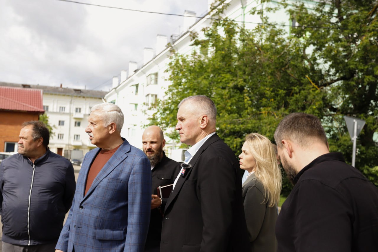 Глава городского округа Фрязино Дмитрий Воробьев вместе с первым заместителем Сергеем Горячевым и профильными службами провели осмотр городских территорий на соответствие доступной среды