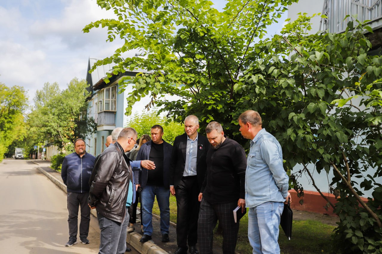 Глава городского округа Фрязино Дмитрий Воробьев вместе с первым заместителем Сергеем Горячевым и профильными службами провели осмотр городских территорий на соответствие доступной среды