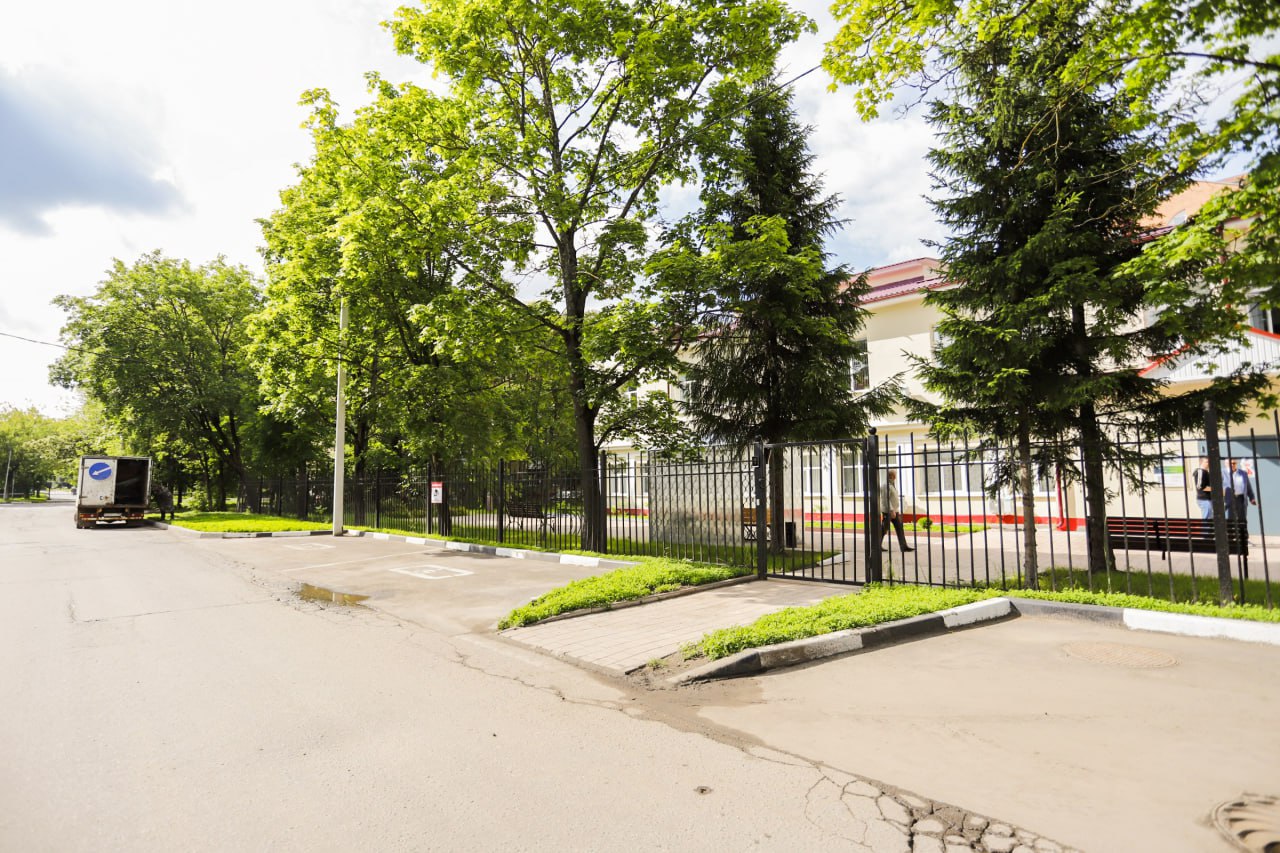 Глава городского округа Фрязино Дмитрий Воробьев вместе с первым заместителем Сергеем Горячевым и профильными службами провели осмотр городских территорий на соответствие доступной среды