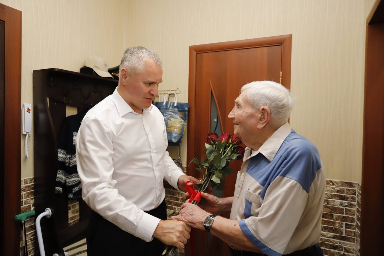 Глава городского округа Фрязино Дмитрий Воробьев совместно с руководителем фракции «Единая Россия» в городском Совете депутатов Александрой Киреевой поздравил с днем рождения нашего прославленного героя, Почетного жителя городского округа Фрязино – Ивана Ивановича Жучкова