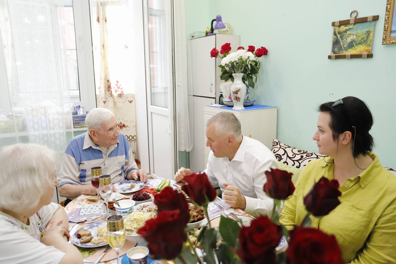 Глава городского округа Фрязино Дмитрий Воробьев совместно с руководителем фракции «Единая Россия» в городском Совете депутатов Александрой Киреевой поздравил с днем рождения нашего прославленного героя, Почетного жителя городского округа Фрязино – Ивана Ивановича Жучкова