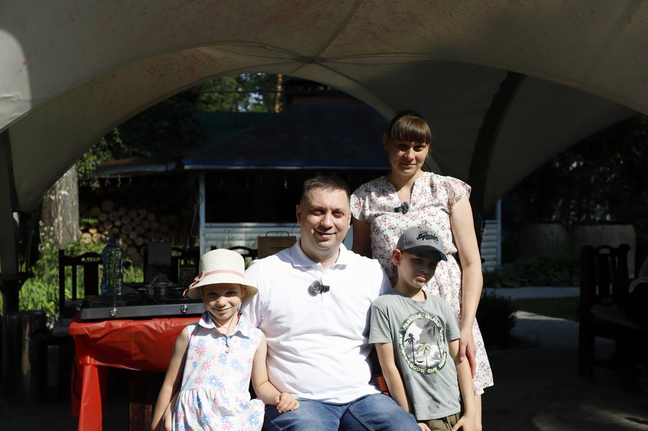 Руководитель Ассоциации ветеранов СВО города Фрязино Игорь Какушкин, вместе со своей супругой Екатериной и детьми Владимиром и Полиной принял участие в кулинарном поединке «Папа может!»