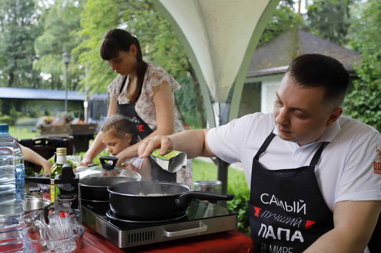 Руководитель Ассоциации ветеранов СВО города Фрязино Игорь Какушкин, вместе со своей супругой Екатериной и детьми Владимиром и Полиной принял участие в кулинарном поединке «Папа может!»