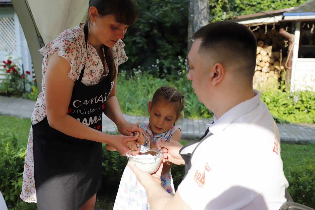 Руководитель Ассоциации ветеранов СВО города Фрязино Игорь Какушкин, вместе со своей супругой Екатериной и детьми Владимиром и Полиной принял участие в кулинарном поединке «Папа может!»