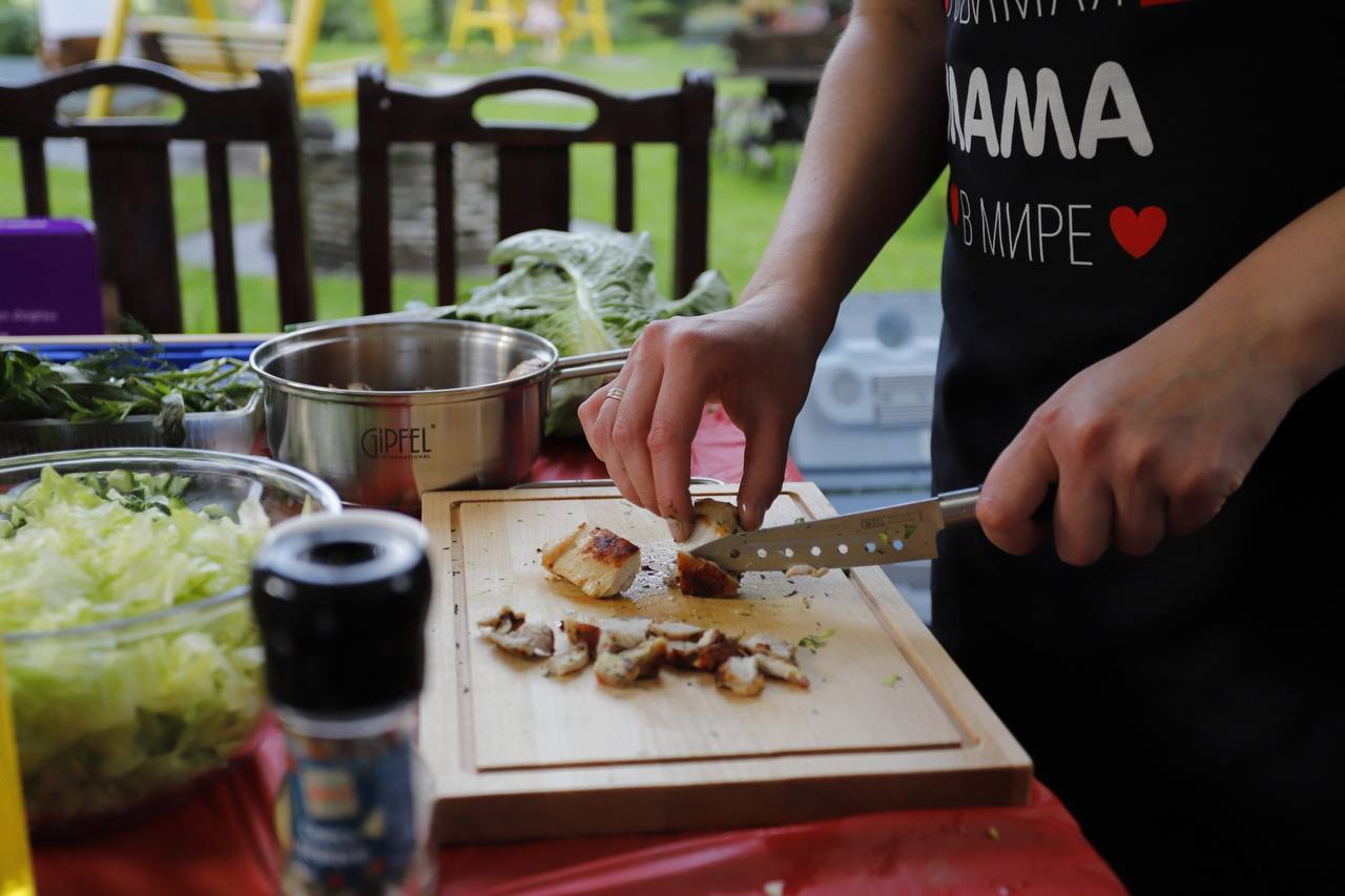 Руководитель Ассоциации ветеранов СВО города Фрязино Игорь Какушкин, вместе со своей супругой Екатериной и детьми Владимиром и Полиной принял участие в кулинарном поединке «Папа может!»