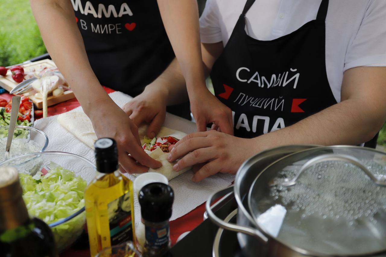 Руководитель Ассоциации ветеранов СВО города Фрязино Игорь Какушкин, вместе со своей супругой Екатериной и детьми Владимиром и Полиной принял участие в кулинарном поединке «Папа может!»