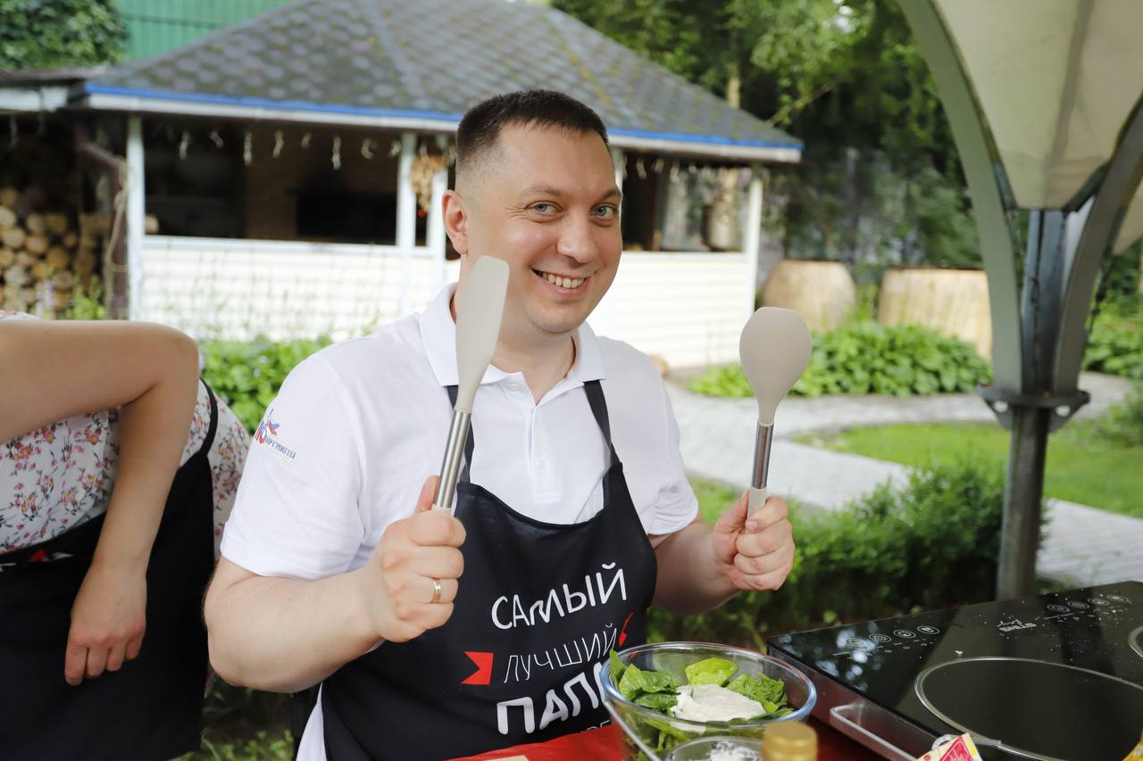 Руководитель Ассоциации ветеранов СВО города Фрязино Игорь Какушкин, вместе со своей супругой Екатериной и детьми Владимиром и Полиной принял участие в кулинарном поединке «Папа может!»