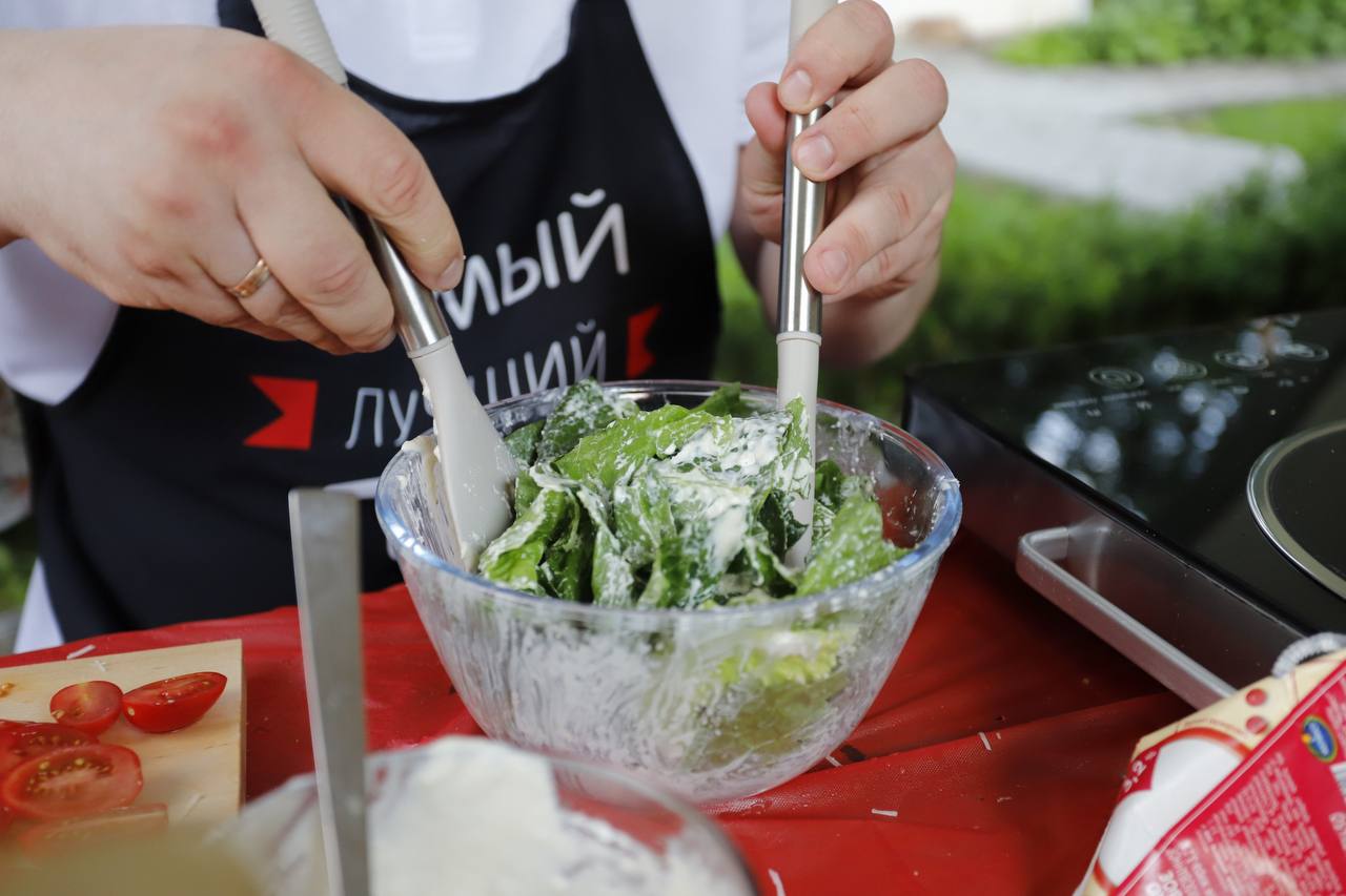 Руководитель Ассоциации ветеранов СВО города Фрязино Игорь Какушкин, вместе со своей супругой Екатериной и детьми Владимиром и Полиной принял участие в кулинарном поединке «Папа может!»