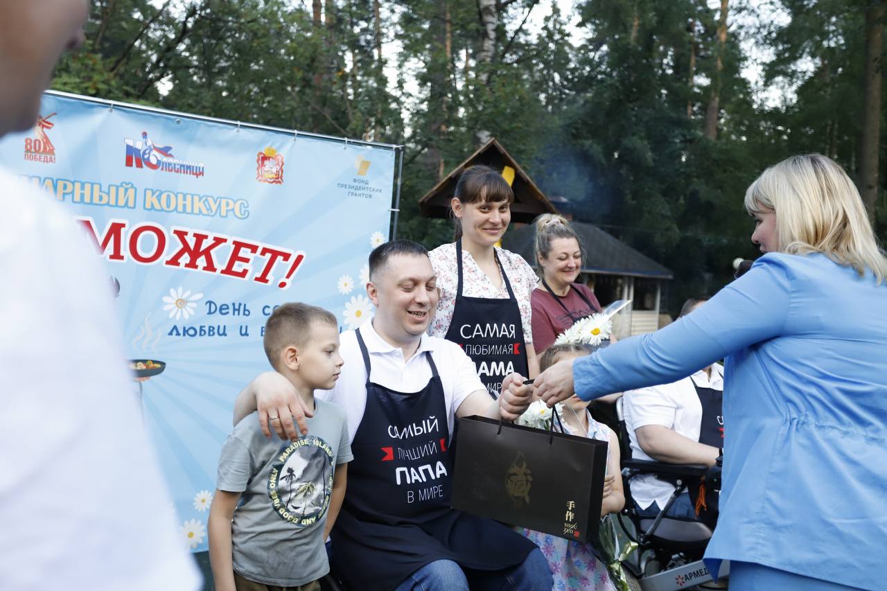 Руководитель Ассоциации ветеранов СВО города Фрязино Игорь Какушкин, вместе со своей супругой Екатериной и детьми Владимиром и Полиной принял участие в кулинарном поединке «Папа может!»