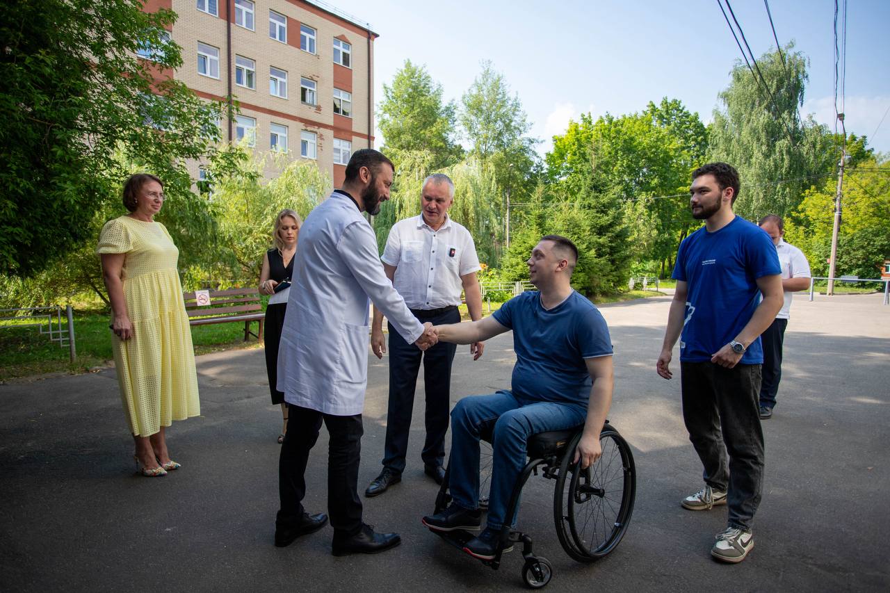 Глава городского округа Фрязино Дмитрий Воробьев вместе с руководителем Ассоциации ветеранов СВО городского округа Фрязино Игорем Какушкиным, руководителем фракции «Единая Россия» в городском Совете депутатов Александрой Киреевой и коллегами проинспектировали работу обособленного подразделения имени М.В. Гольца Щелковской больницы