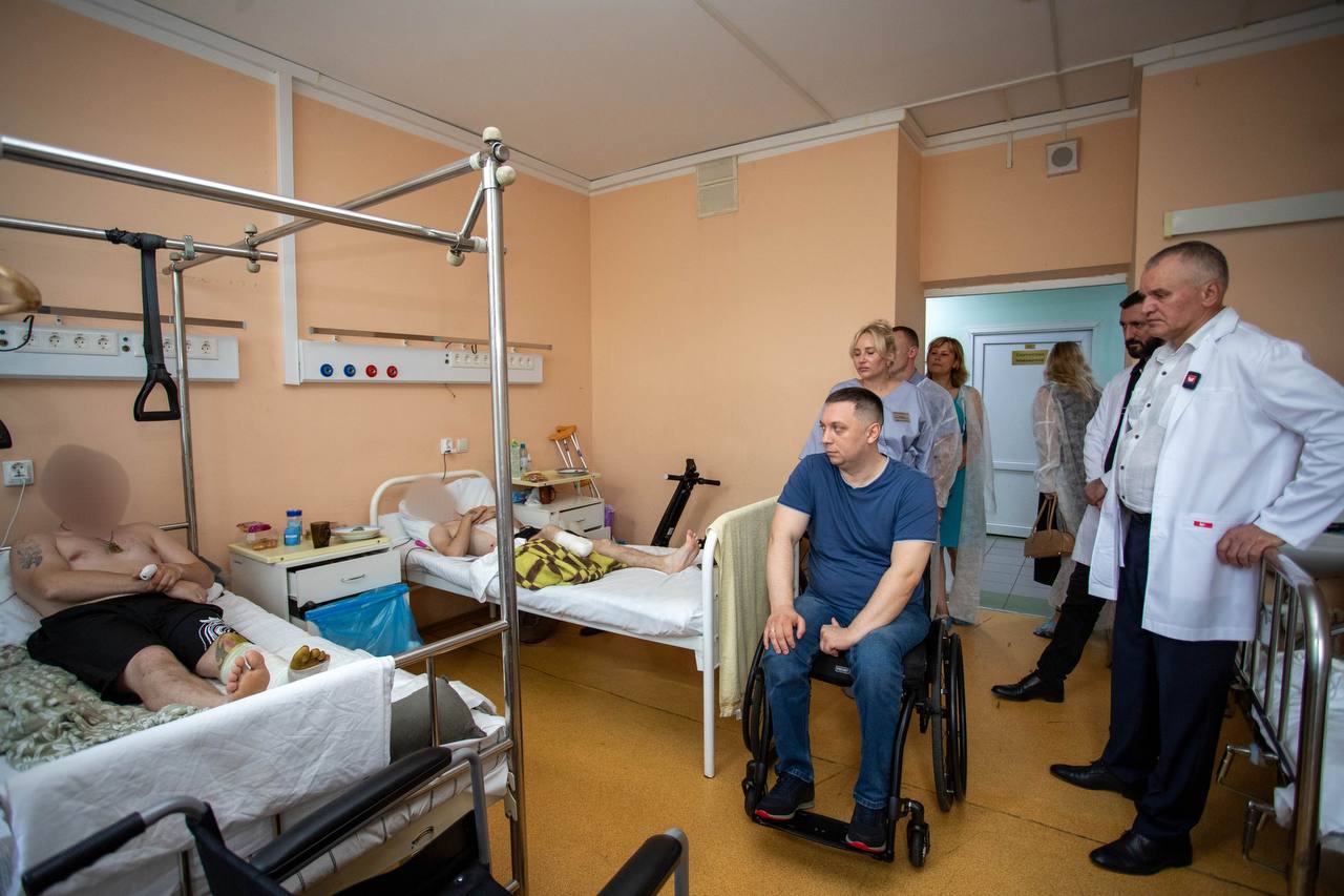 Глава городского округа Фрязино Дмитрий Воробьев вместе с руководителем Ассоциации ветеранов СВО городского округа Фрязино Игорем Какушкиным, руководителем фракции «Единая Россия» в городском Совете депутатов Александрой Киреевой и коллегами проинспектировали работу обособленного подразделения имени М.В. Гольца Щелковской больницы