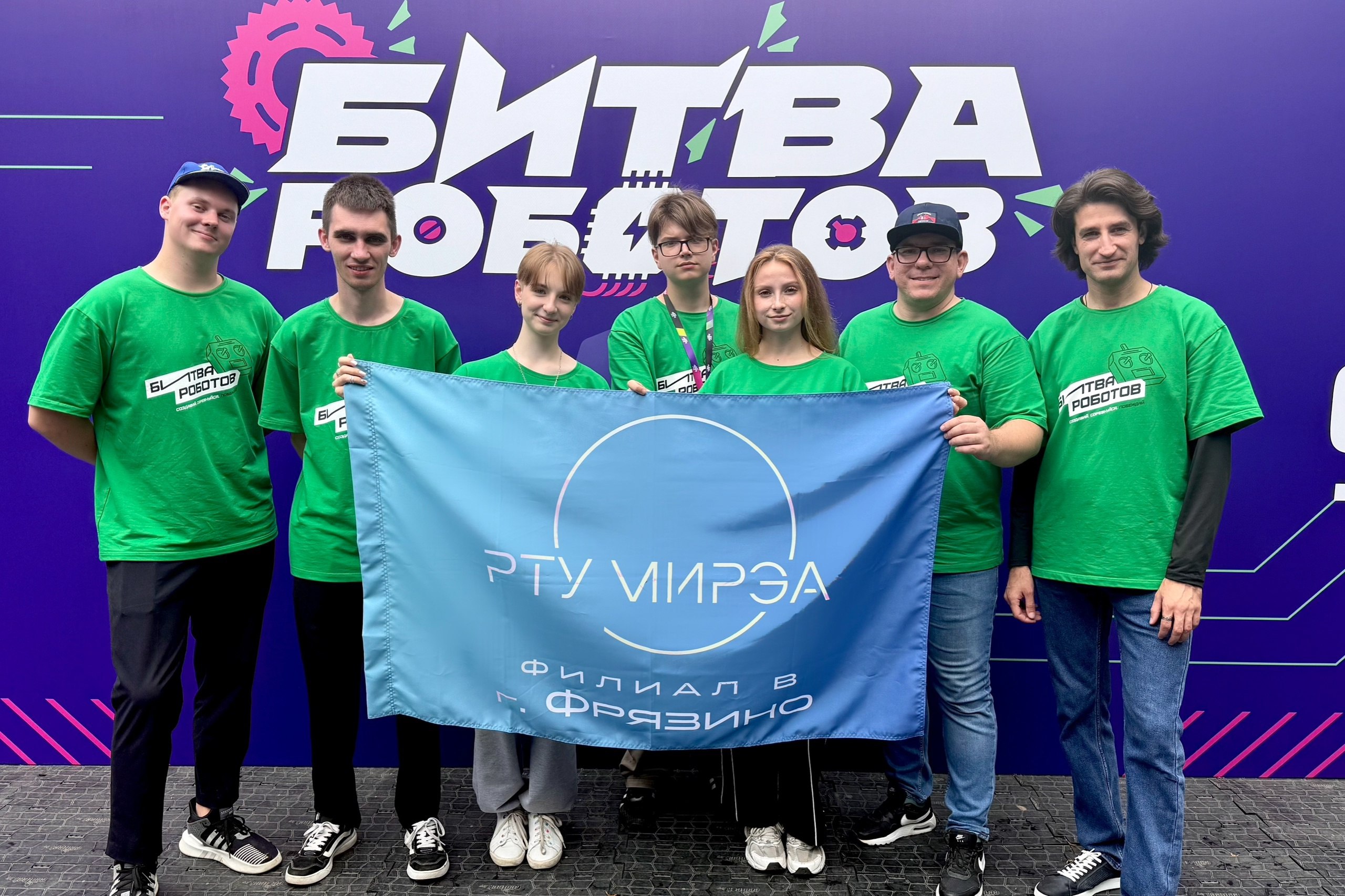 Роботы в атаке: как команды Istok.Robotics и 2ФМ устроили технохаос на VK Fest