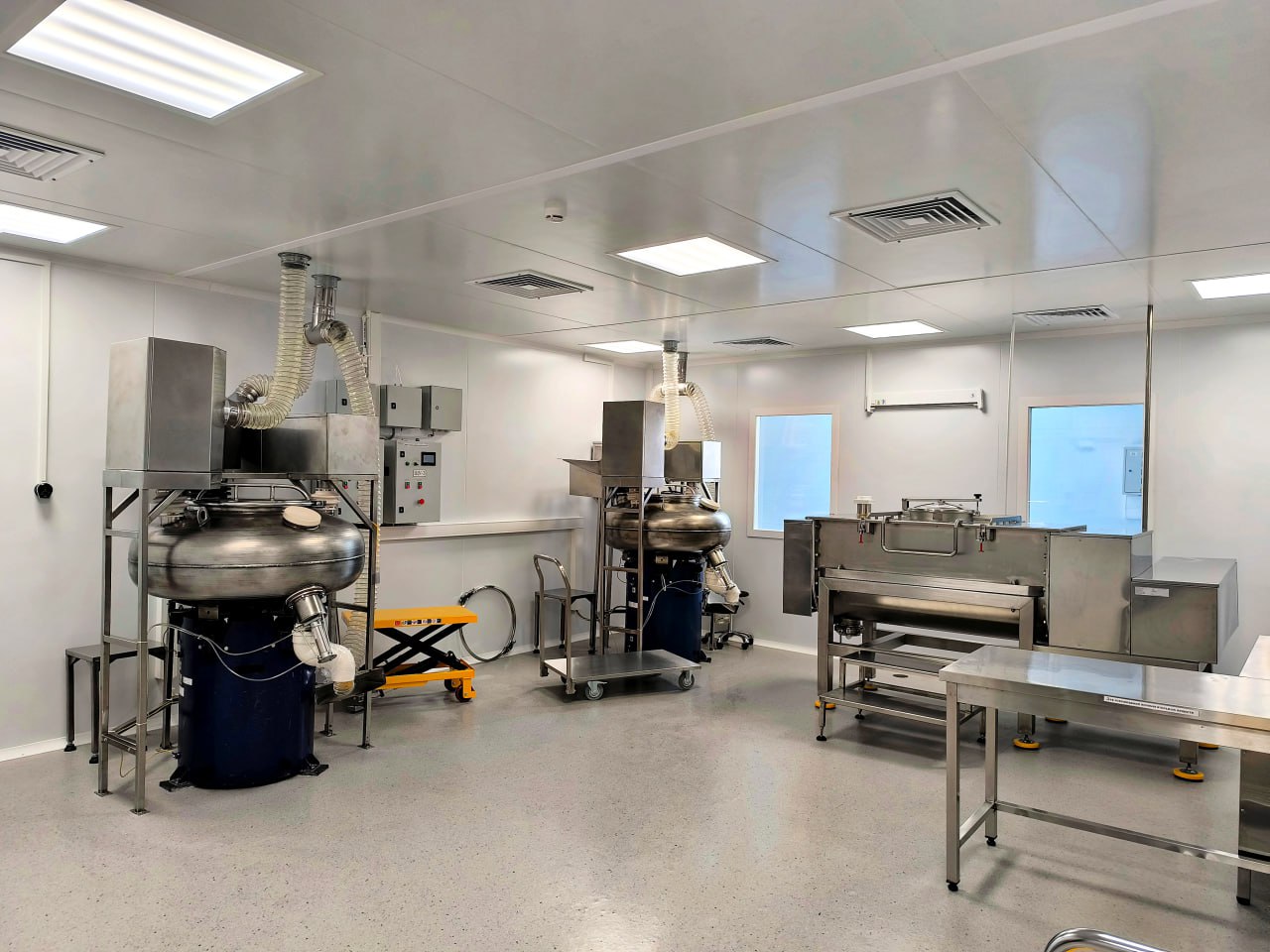 Глава городского округа Фрязино Дмитрий Воробьев посетил предприятие ООО «Фирма ВИПС-МЕД», где встретился с генеральным директором Валерием Портновым