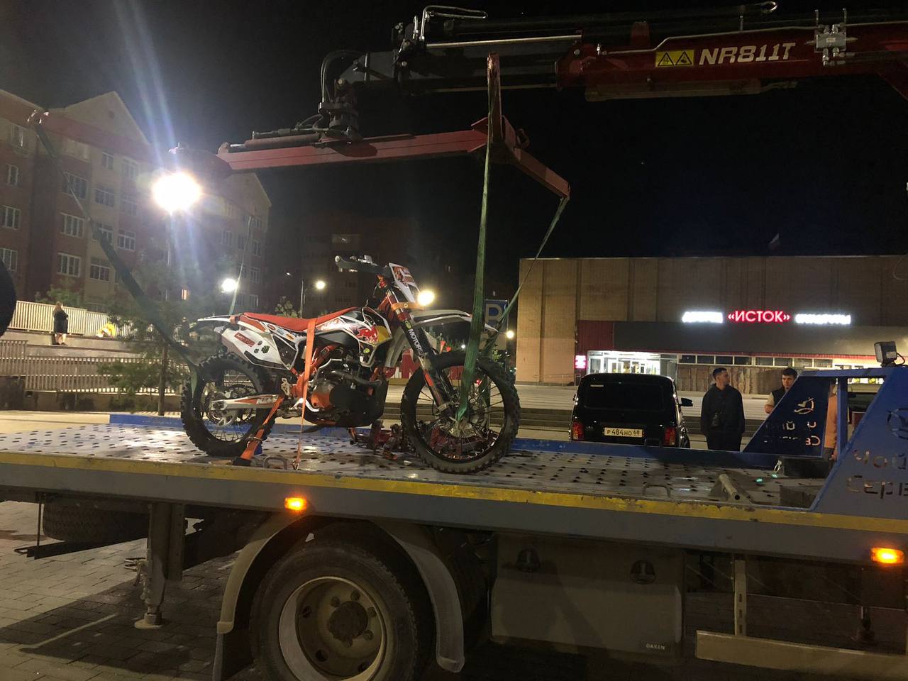 На прошлой выездной администрации в ДК «Исток» жители улиц Комсомольской, Дудкина и Октябрьской обратились с жалобой на систематические нарушения тишины и покоя