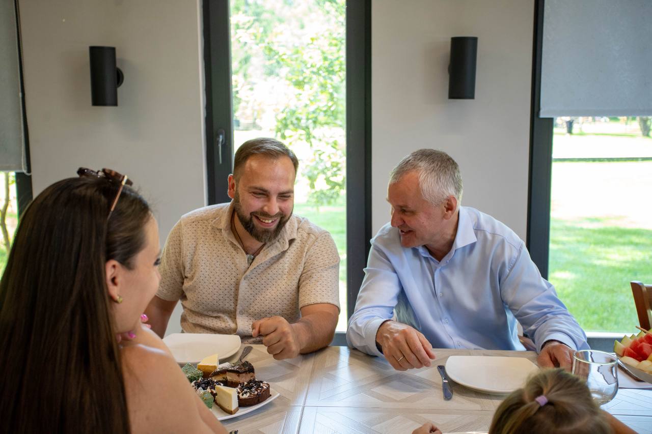 Глава городского округа Фрязино Дмитрий Воробьев встретился с ветераном специальной военной операции Иваном Короховым и его семьей
