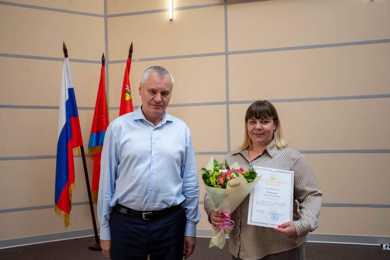 В преддверии Дня работника торговли глава городского округа Фрязино Дмитрий Воробьев вручил благодарственные письма лучшим специалистам сферы