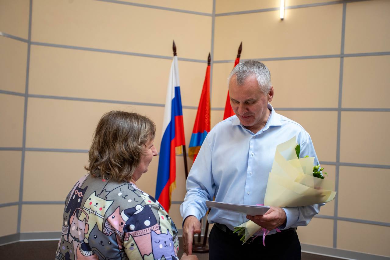 В преддверии Дня работника торговли глава городского округа Фрязино Дмитрий Воробьев вручил благодарственные письма лучшим специалистам сферы