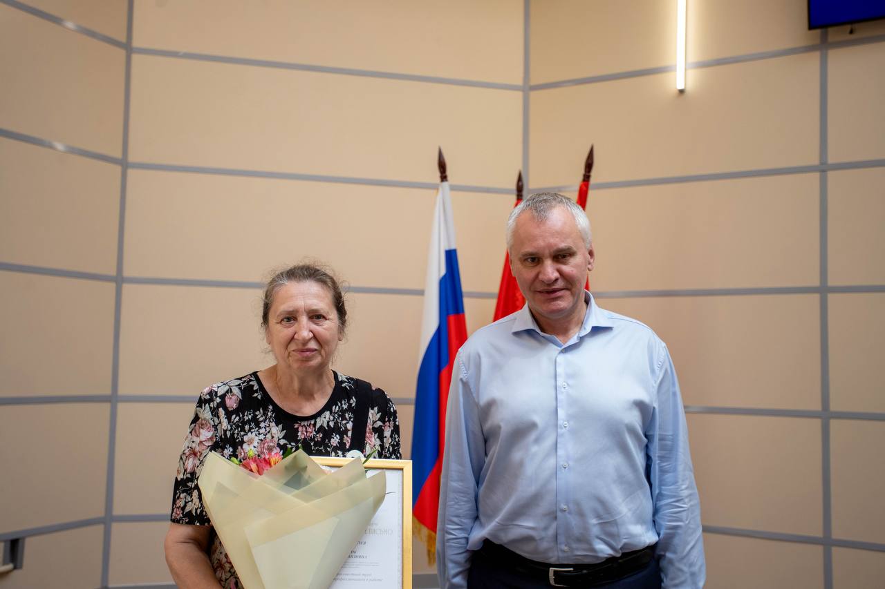В преддверии Дня работника торговли глава городского округа Фрязино Дмитрий Воробьев вручил благодарственные письма лучшим специалистам сферы