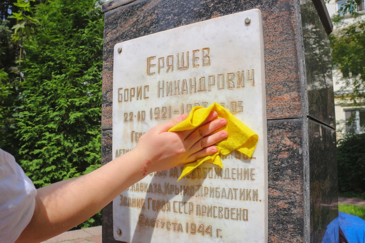 Волонтеры из Фрязино очистили Аллею Героев