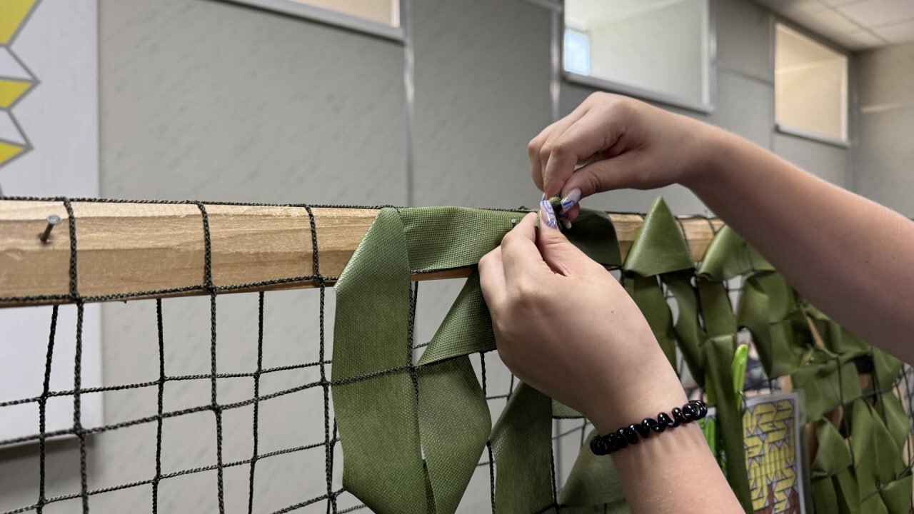 Молодогвардейцы Фрязино приняли участие в плетении сетей, которые будут направлены в зону СВО