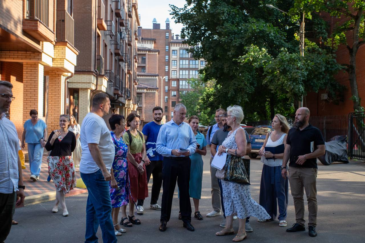 Во дворе дома №5 на улице Центральной состоялась встреча с жителями, где обсудили новую контейнерную площадку и размещение бака для сбора крупногабаритного мусора