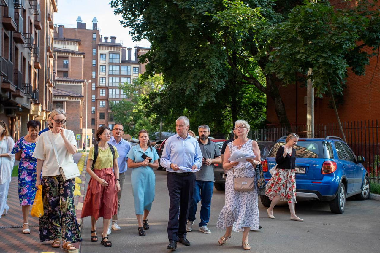 Во дворе дома №5 на улице Центральной состоялась встреча с жителями, где обсудили новую контейнерную площадку и размещение бака для сбора крупногабаритного мусора
