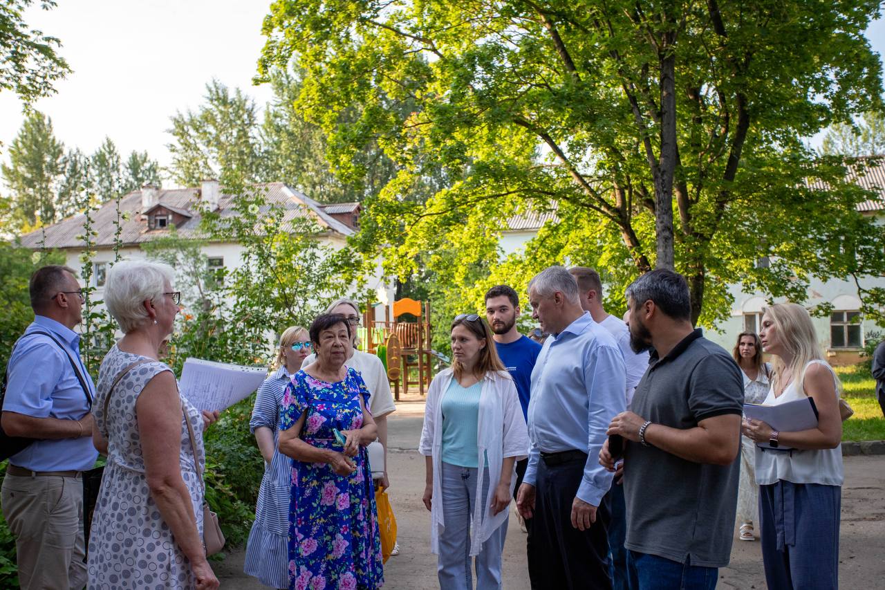 Во дворе дома №5 на улице Центральной состоялась встреча с жителями, где обсудили новую контейнерную площадку и размещение бака для сбора крупногабаритного мусора