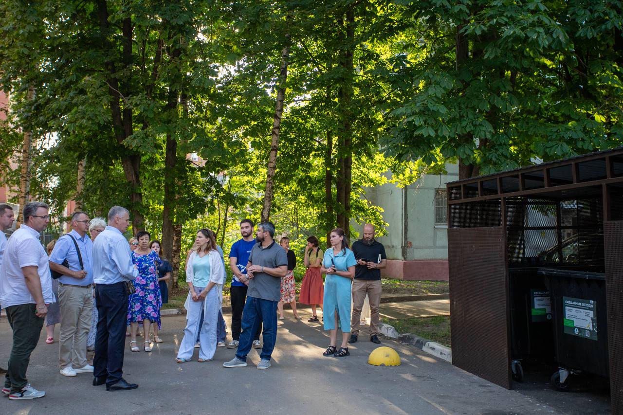 Во дворе дома №5 на улице Центральной состоялась встреча с жителями, где обсудили новую контейнерную площадку и размещение бака для сбора крупногабаритного мусора