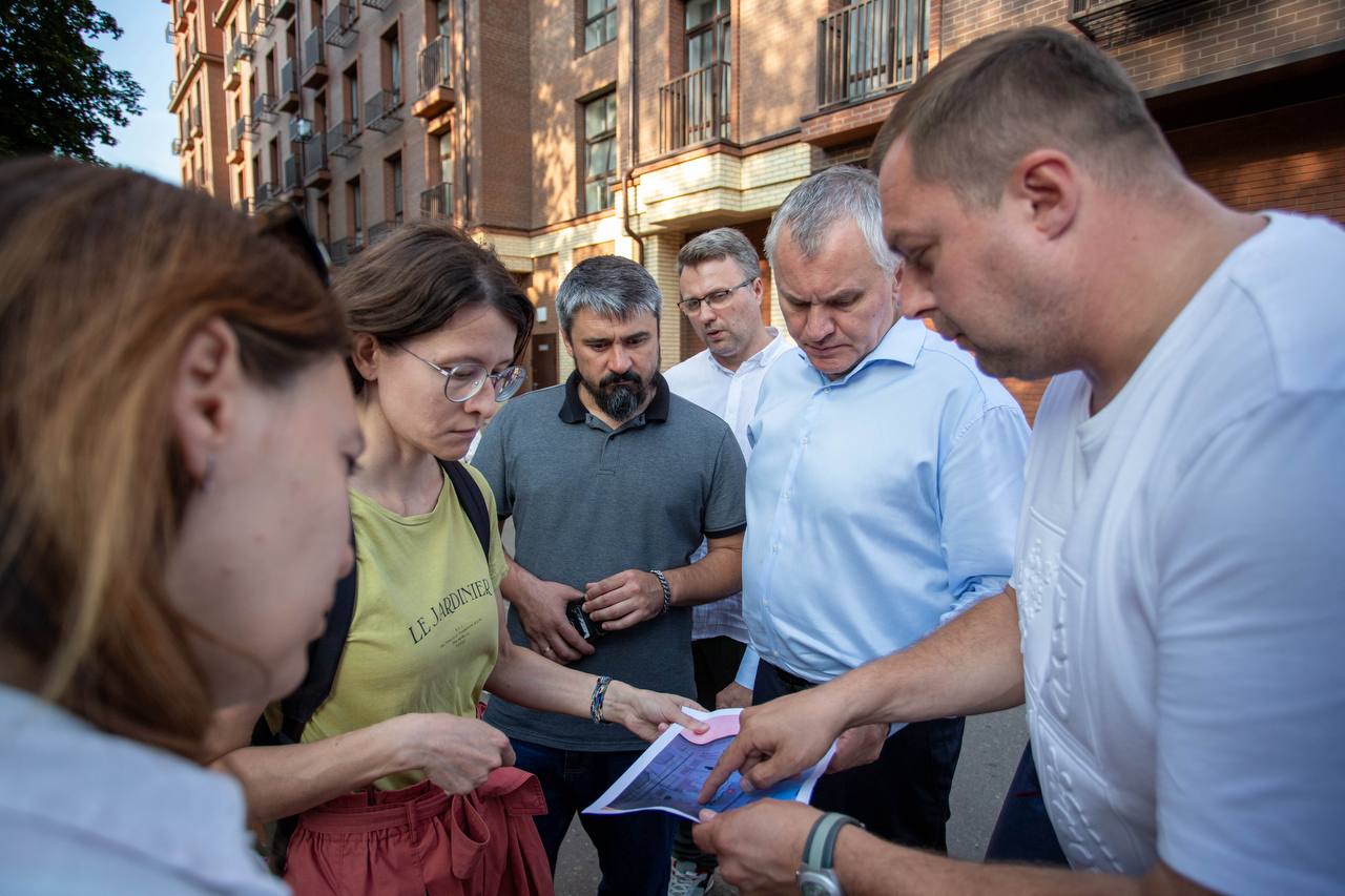 Во дворе дома №5 на улице Центральной состоялась встреча с жителями, где обсудили новую контейнерную площадку и размещение бака для сбора крупногабаритного мусора