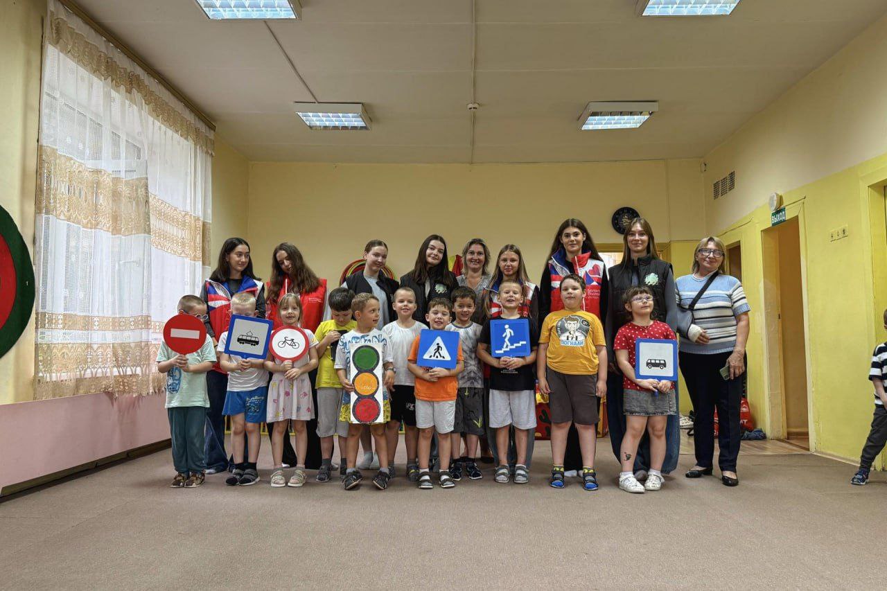 Волонтеры Подмосковья провели во Фрязино занятия по безопасности дорожного движения для воспитанников детского сада