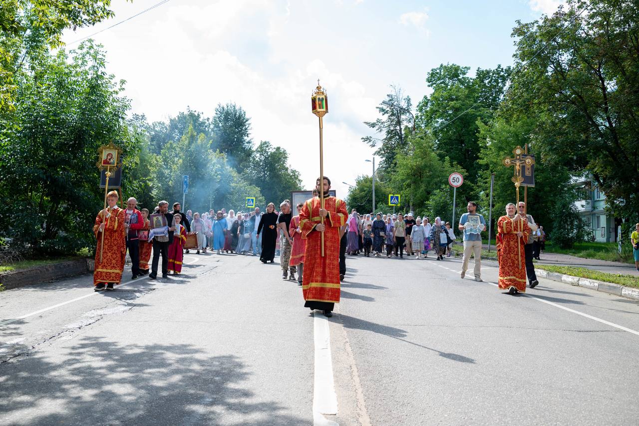 В День памяти святого Пантелеймона прихожане храма Рождества Христова приняли участие в Крестном ходе, посвящённом почитаемому во Фрязино великомученику