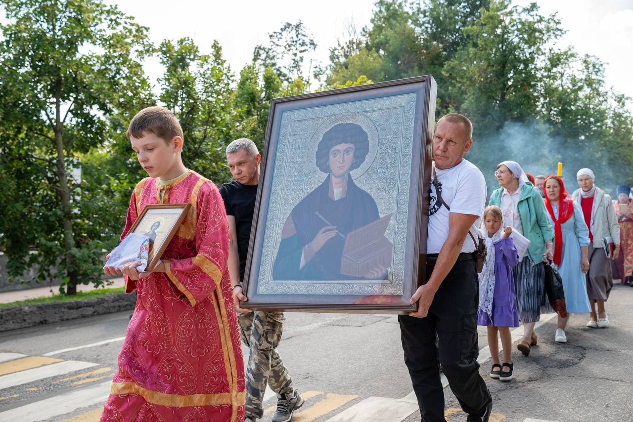 В День памяти святого Пантелеймона прихожане храма Рождества Христова приняли участие в Крестном ходе, посвящённом почитаемому во Фрязино великомученику