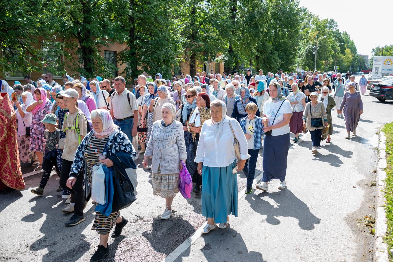 В День памяти святого Пантелеймона прихожане храма Рождества Христова приняли участие в Крестном ходе, посвящённом почитаемому во Фрязино великомученику