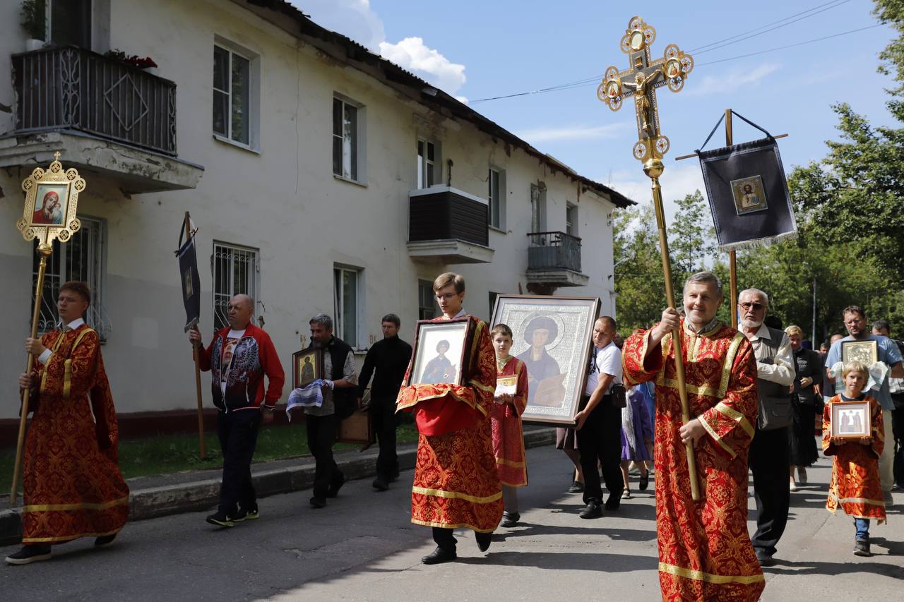 В День памяти святого Пантелеймона прихожане храма Рождества Христова приняли участие в Крестном ходе, посвящённом почитаемому во Фрязино великомученику