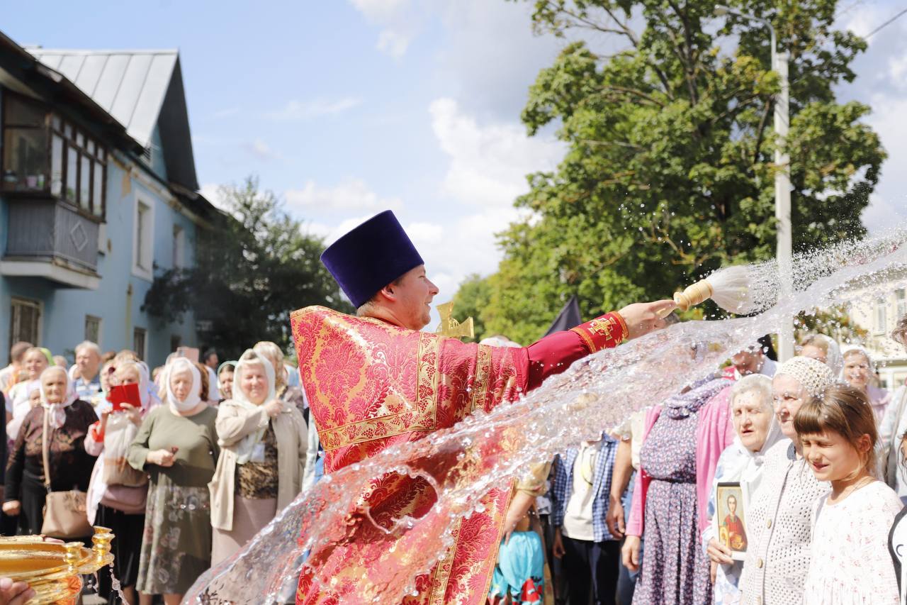 В День памяти святого Пантелеймона прихожане храма Рождества Христова приняли участие в Крестном ходе, посвящённом почитаемому во Фрязино великомученику
