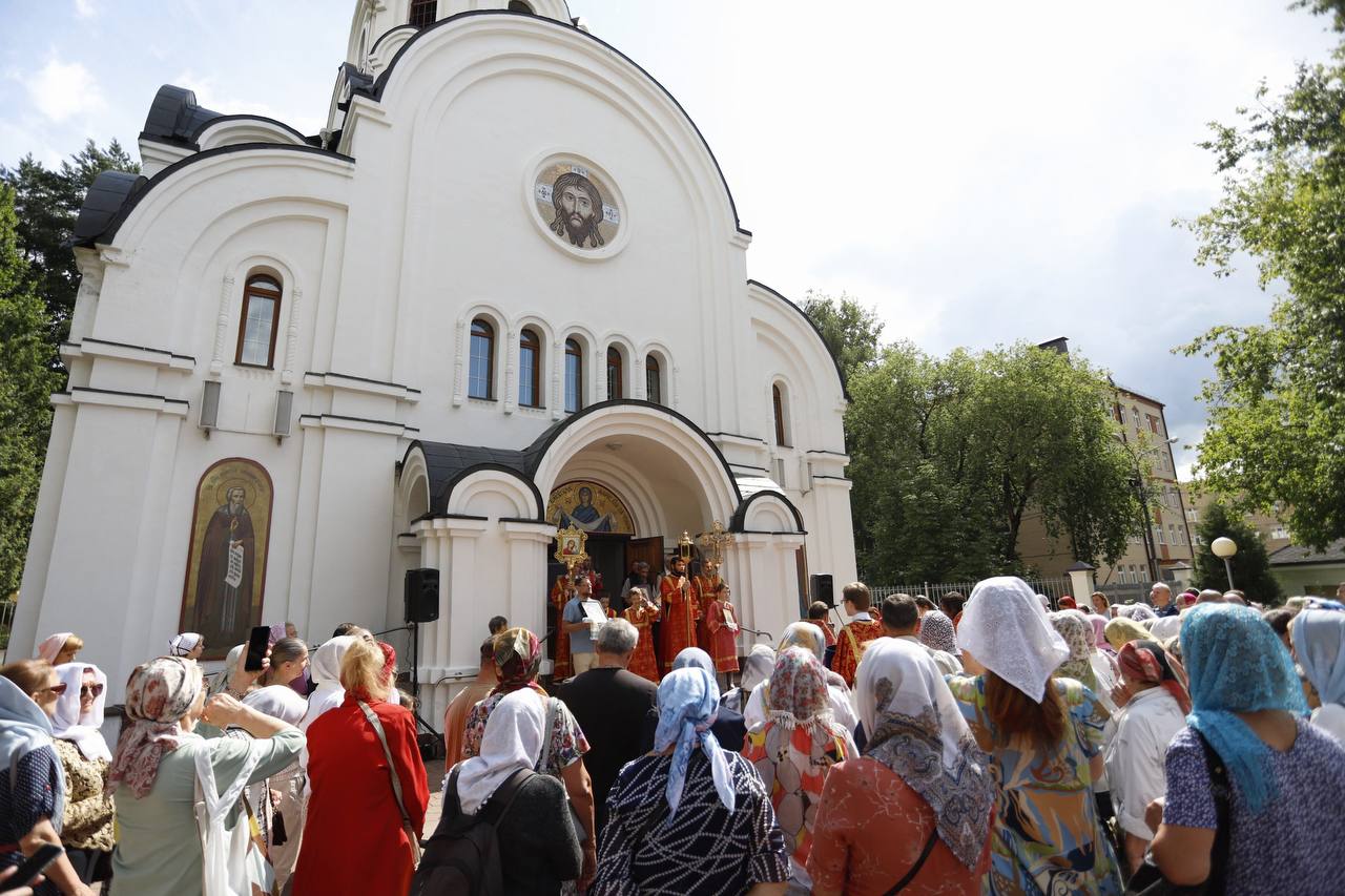 В День памяти святого Пантелеймона прихожане храма Рождества Христова приняли участие в Крестном ходе, посвящённом почитаемому во Фрязино великомученику