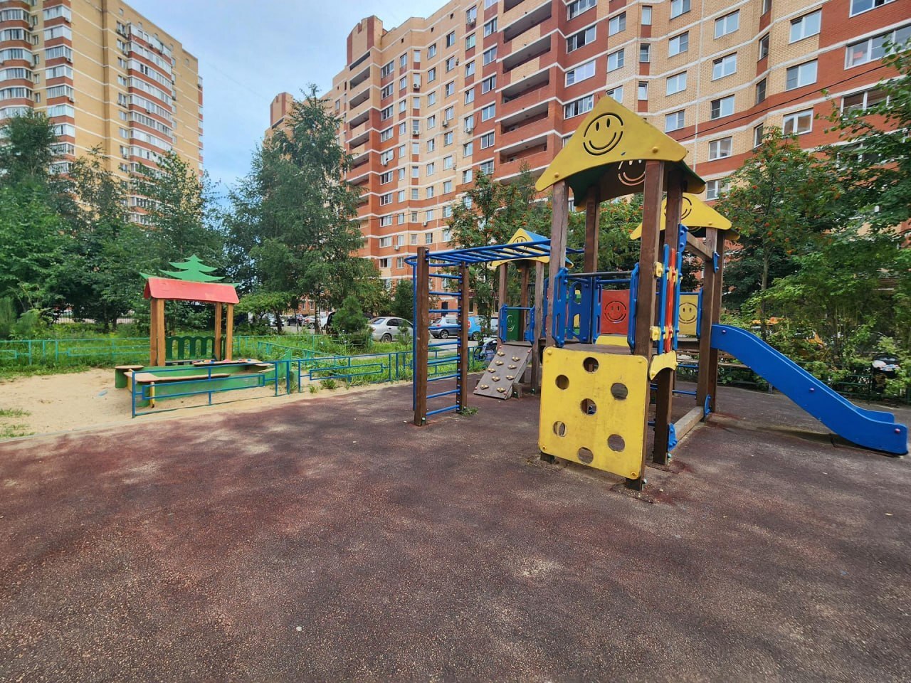 Во Фрязино привели в порядок детскую площадку в проезде Павла Блинова