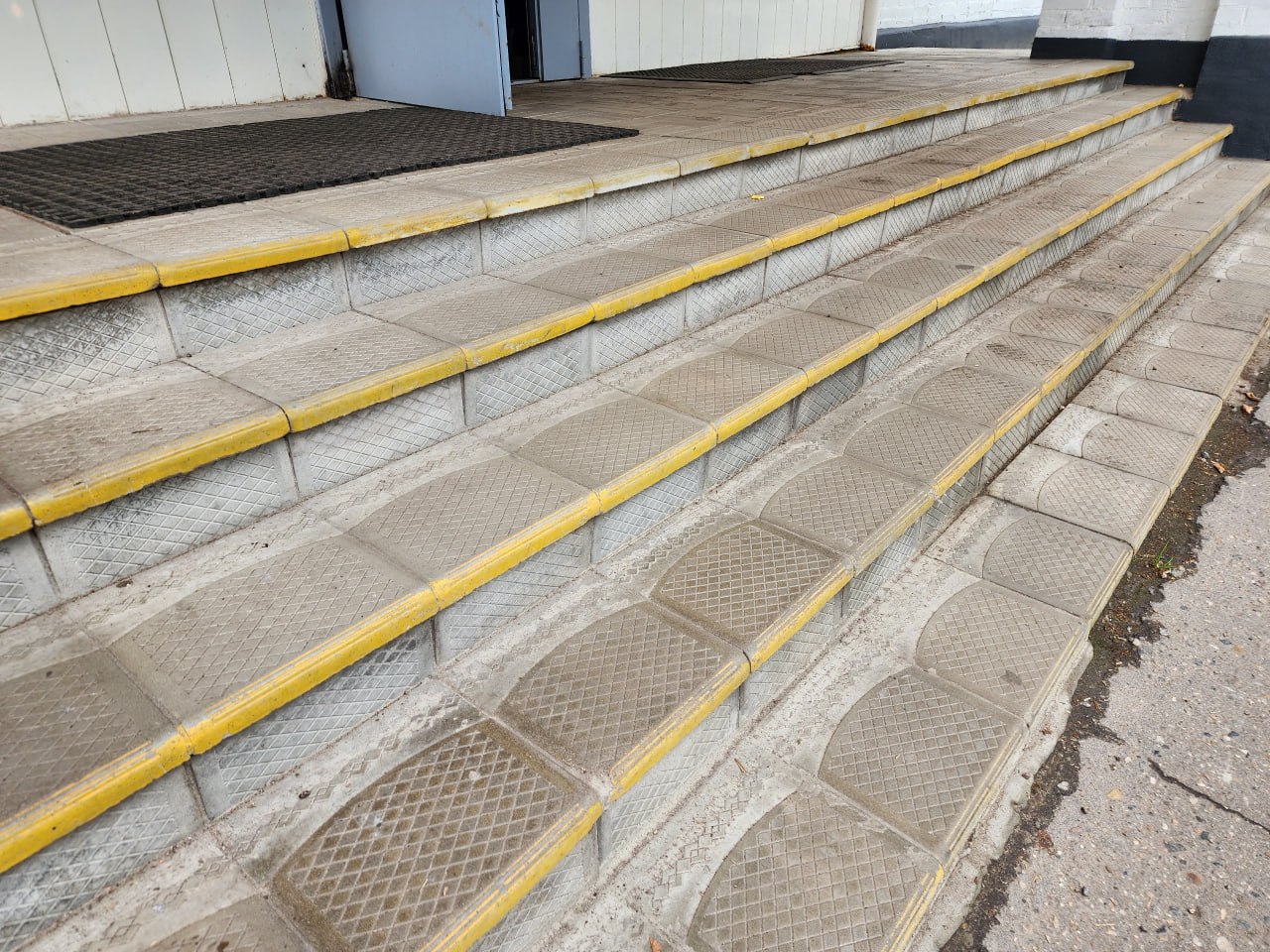 Работы по благоустройству взрослой поликлиники им. М.В. Гольца Щелковской больницы во Фрязине продолжаются!