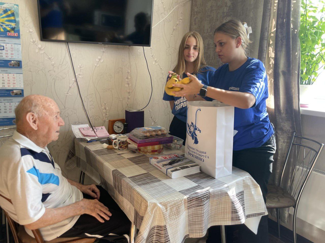 Молодогвардейцы Фрязино поздравили с днем ВВС Ветерана ВОВ Александра Филипповича Тимофеева