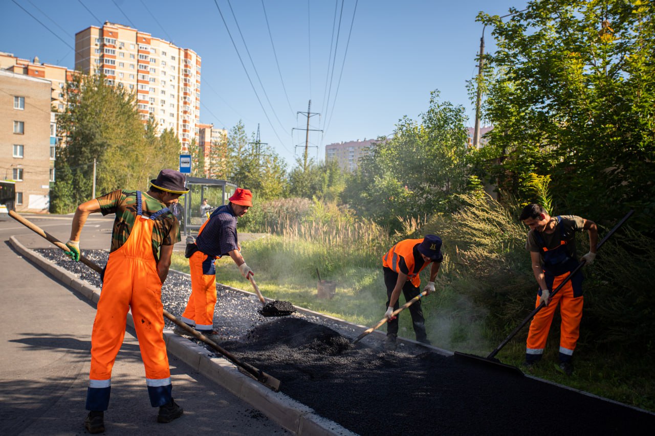 На улице Нахимова идёт асфальтирование тротуаров