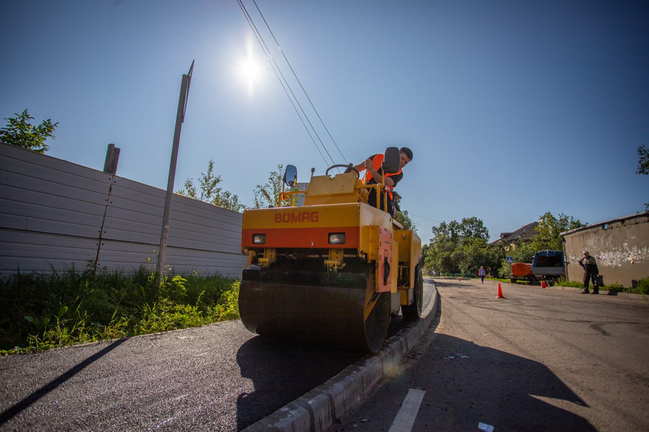 На улице Нахимова идёт асфальтирование тротуаров
