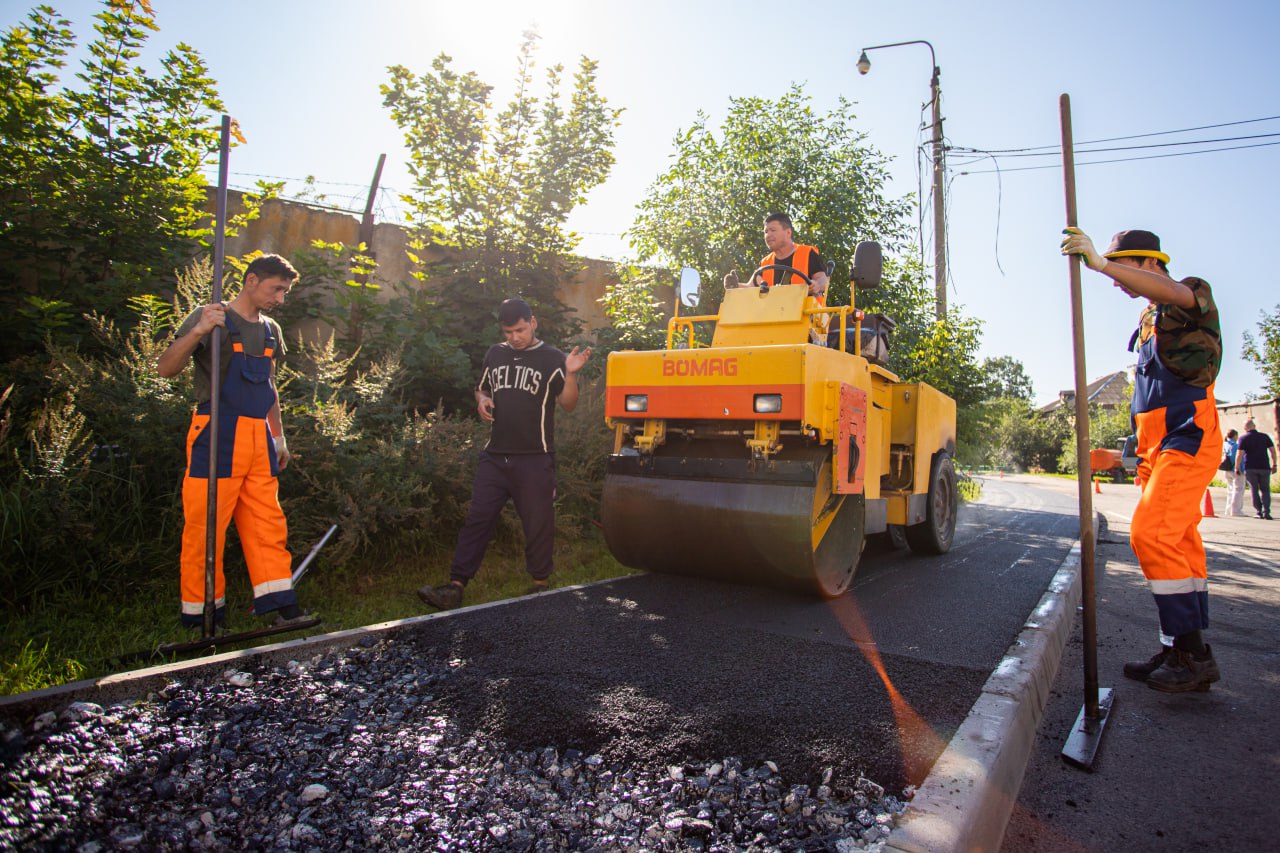 На улице Нахимова идёт асфальтирование тротуаров
