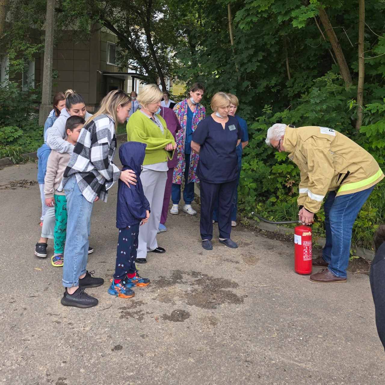 В стационаре Щелковской больницы во Фрязине прошла тренировка, направленная на отработку действий персонала и пациентов в случаях угрозы совершения террористического акта и возникновении пожара на территории медицинского учреждения