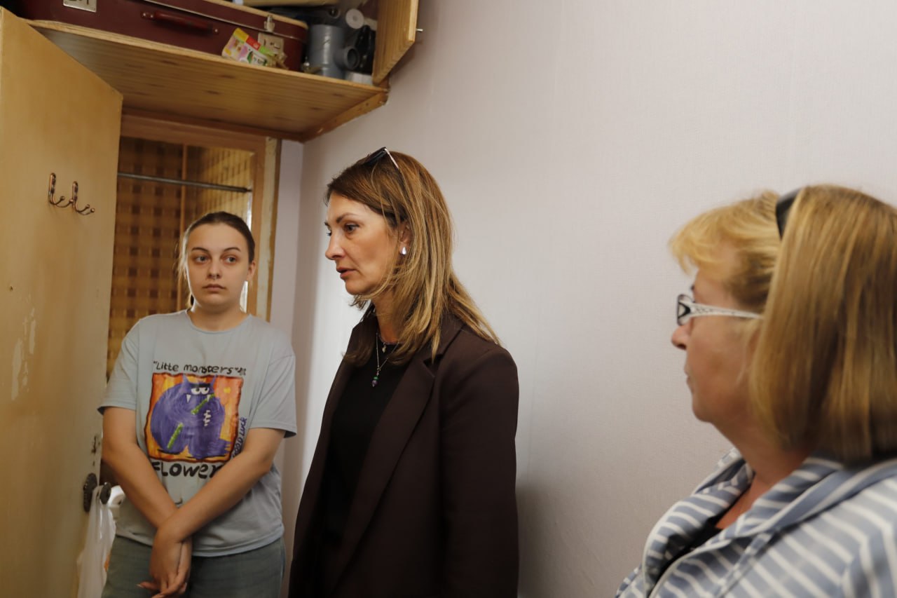 Заместитель главы г.о. Фрязино Виктория Оганезова лично проконтролировала ремонт в квартире на пр. Мира в рамках срочной выездной администрации