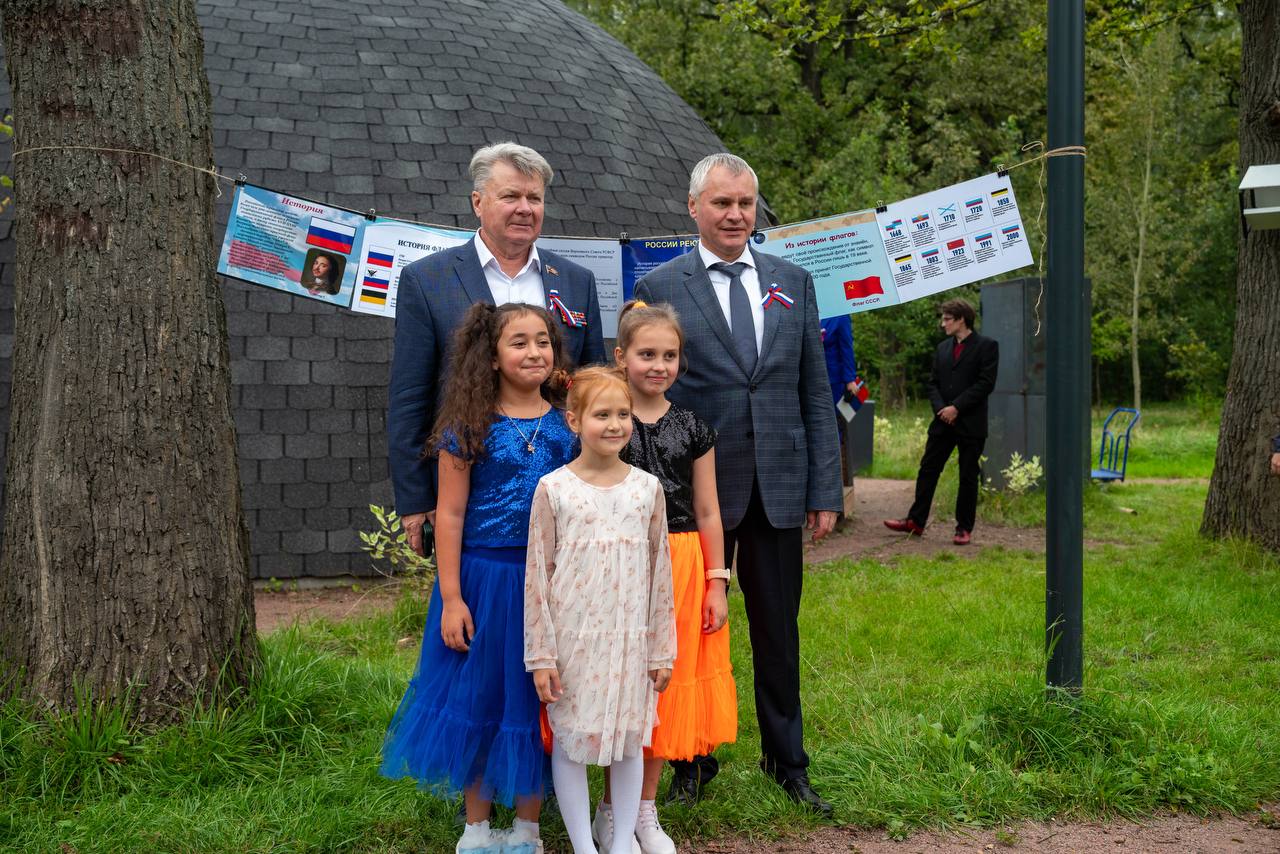 В городском парке мы торжественно отметили День Государственного флага Российской Федерации