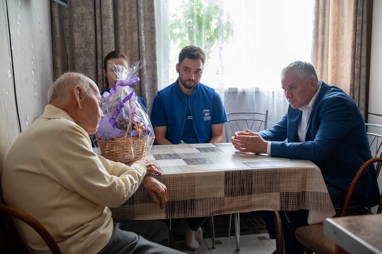 Глава городского округа Фрязино Дмитрий Воробьев вместе с молодогвардейцами поздравил с днём рождения почётного жителя городского округа Фрязино, фронтовика и ветерана труда — Александра Филипповича Тимофеева
