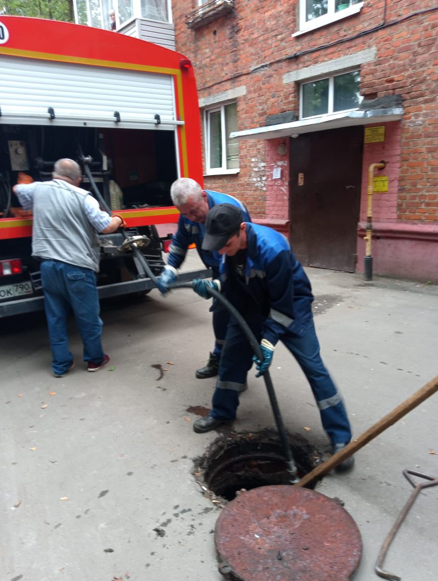 Сотрудники Водоканала ликвидировали серию засоров на канализационных сетях