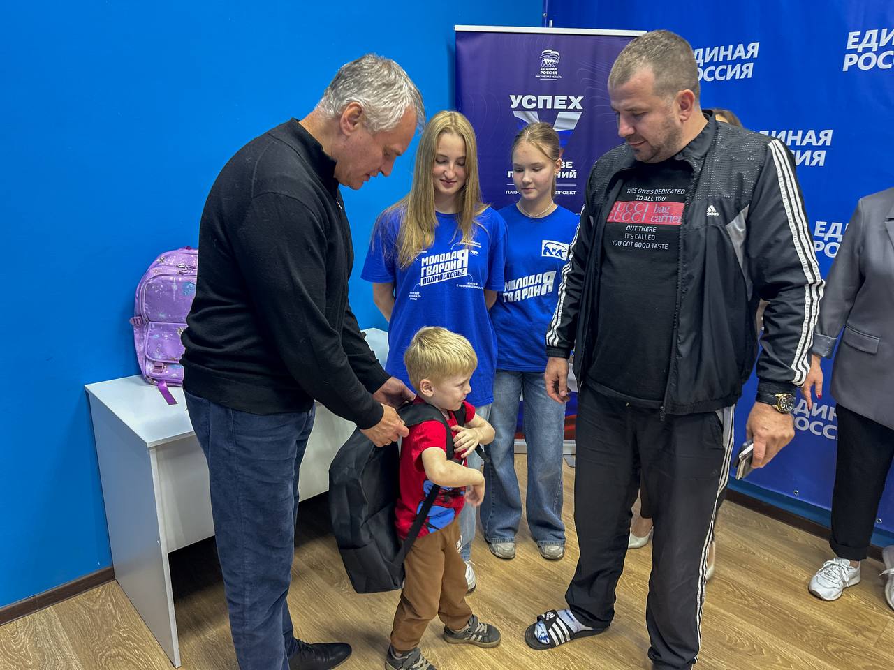 Накануне Дня знаний в Общественной приемной местного отделения партии «Единая Россия» вручил школьные наборы детям участников специальной военной операции