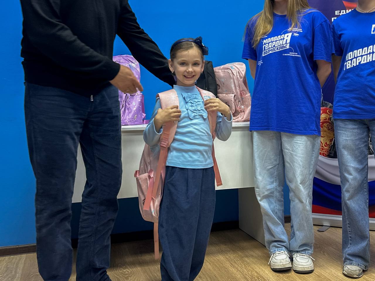 Накануне Дня знаний в Общественной приемной местного отделения партии «Единая Россия» вручил школьные наборы детям участников специальной военной операции